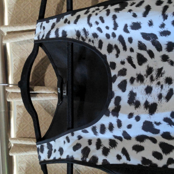 H&M Woman' Size 4 Sleeveless Black & White Animal Print Scoop Neck High-… - Picture 6 of 9